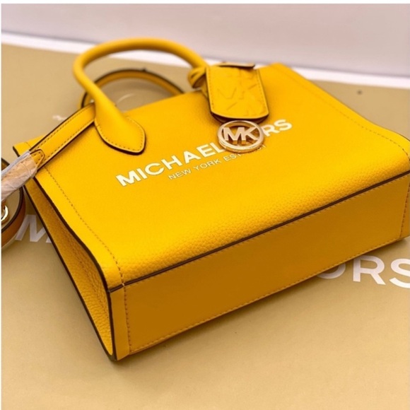 Michael Kors Mirella Small Shopper
Top Zip Tote Crossbody Jasmine
Yellow - Picture 8 of 11
